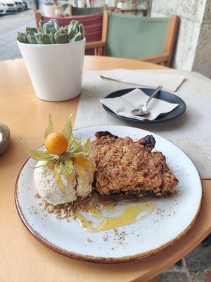 Apple crumble. Sweet sin at Alubia plant power in Mallorca