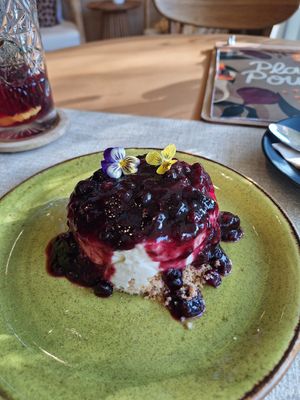 Cheesecake mit Beerensoße at Alubia plant power in Mallorca
