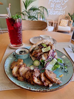 Veganer Kebab mit Smashed Potatoes 💚 at Alubia plant power in Mallorca