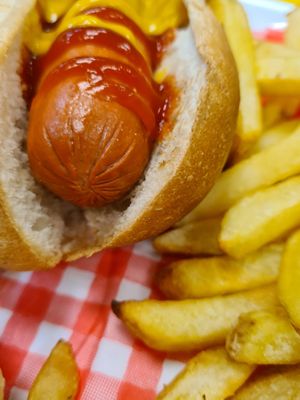 Moving Mountains footlong hot dog and chips at Geek Retreat in Torquay