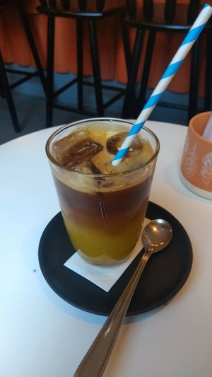 Essa é mistura de espresso com caldo de cana. Tem a versão com álcool também. É muito bom! at Manana Cafés in Curitiba