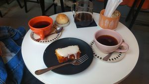 Nessa foto, pedimos um café mais cítrico, eu, um pedaço de bolo vegano, e minha amiga, um pão de queijo (não vegano) at Manana Cafés in Curitiba