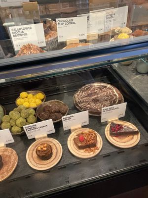 Vegan sweets at Honest Greens - Fuencarral in Madrid