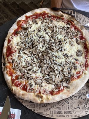 Pizza Funghi mit veganem Käseschmelz  at L‘Osteria in Limburg