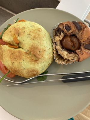 Delicious vegan bagel and delicious caramel cake also vegan  at Espresso House in Glostrup