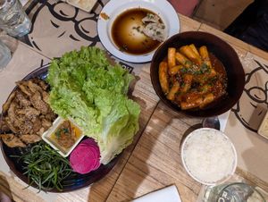 Tteokbokki (sin huevo y pescado) y tofu ssam at Mr Ho in Buenos Aires