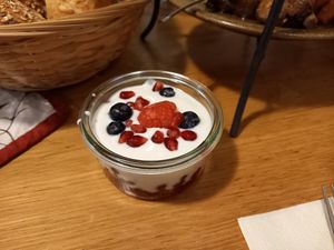 Granola mit Beeren und veganem Joghurt at Café Eders in Zirndorf