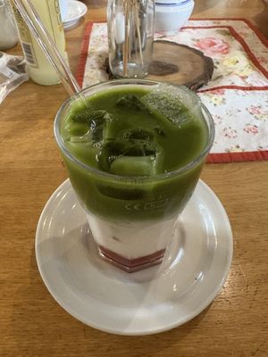 Erdbeer Matcha Hafer Latte  at Café Eders in Zirndorf
