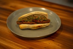 El Chori
Choripan with homemade bread with soy chorizo, mushrooms 
and peas, with chimichurri and eggplant emulsion. Does not 
include chips at Coraje Vegan in Medellin