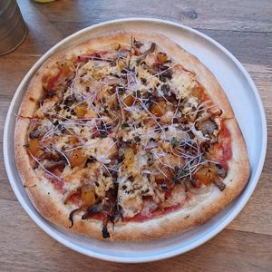 Pizza hawaiana fungi, primera pizza vegana que me gusta 10/10 at Coraje Vegan in Medellin