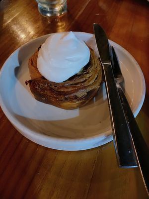 Rollo de canela con crema de vainilla, 10/10 at Coraje Vegan in Medellin