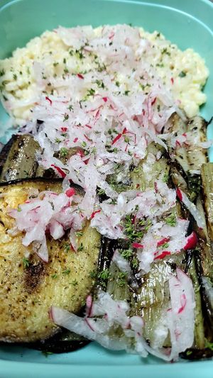 Berenjenas a la plmacha, rabanito rallado, arroz con hierbas frescas... #Veganuary at Alimentum in Malaga