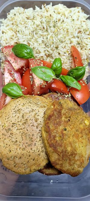 Lomitos de lentejas con arroz especiado, tomate y albahaca #Veganuary at Alimentum in Malaga