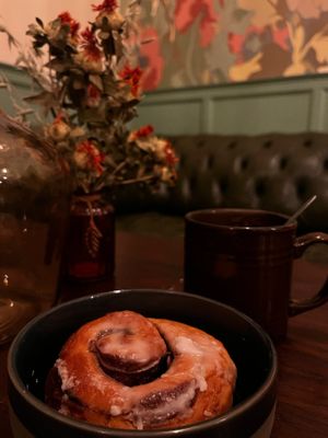 Roulé à la cannelle végan avec un chai latté. at Ecobar - Paris 13 in Paris