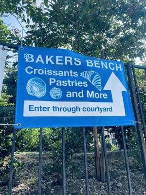 Sign towards entrance   at Bakers Bench - Pop-up in Los Angeles
