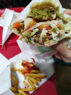 The pita with extra hummus and aubergine at Maoz - Xavier Privas in Paris