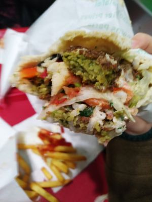 The pita with extra hummus and aubergine at Maoz - Xavier Privas in Paris