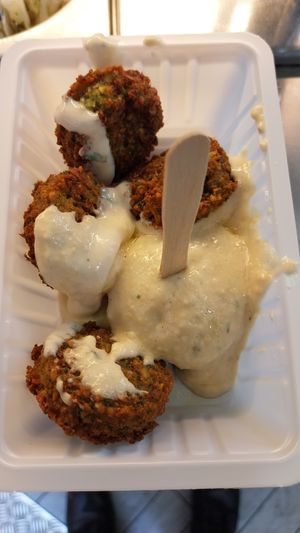 Falafels with hummus and tahina at Maoz - Xavier Privas in Paris