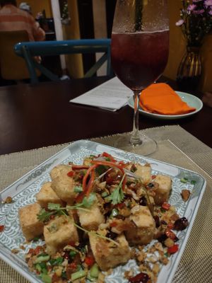 Salt and pepper crispy tofu 😋 hibiscus lemonade 🍋 🌺 at V Vegan in Hoi An