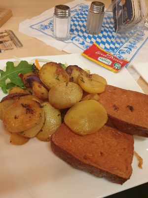 Veganer Leberkäse mit Bratkartoffeln at Brauhaus Tünnes und Schäl in Cologne