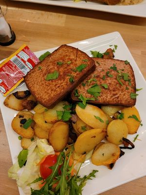 Veganer Leberkäse mit Bratkartoffeln at Brauhaus Tünnes und Schäl in Cologne