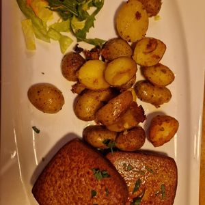 veganer leberkäse mit Bratkartoffeln at Brauhaus Tünnes und Schäl in Cologne