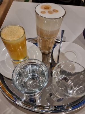 Fresh orange juice and soy milk latte at Akrap Espressobar in Vienna