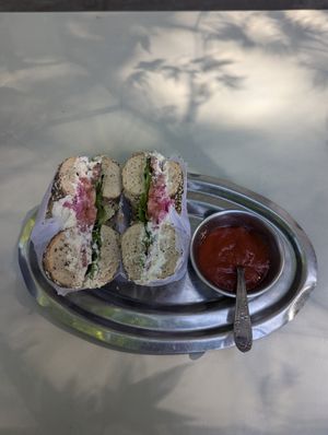 Halal bagel con queso crema vegano y salsa picante (carísimo $9300 😳) at Sheikob's Bagels in Buenos Aires