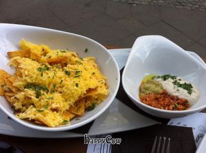 nachos au gratin, guacamole and yogurt dip, hot tomato pesto at Wind und Wetter in Berlin
