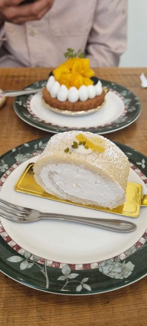 Fresh and delicious cakes at PeTit MarBLe in Tokyo
