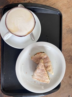 Mocca vegano e meio sanduíche vegano (perdão, não resisti)  at Castigliani Cafés Especiais in Recife
