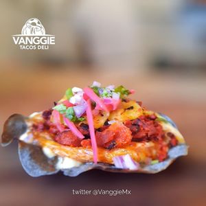 Volcán, hecho con tortilla de maíz criollo negro, con una cama de queso vegano, carne Al Pastor (fungi based), cebolla xnipec y salsas artesanales de piña y habanero.  at Vanggie in Queretaro