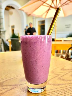 Batidos de berries o hawaiano, con leche o agua. Súper delicioso.  at Vanggie in Queretaro