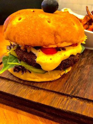 LA BIG QUEEN. Hamburguesa hecha con pan artesanal, en cama de lechuga, veganesa, carne vegal a base de semillas y leguminosas con plátano, pepinillos y se acompaña con camotitos a la francesa.  at Vanggie in Queretaro