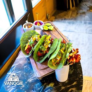 Trilogía: Tacos fungi based, en tortilla de maíz orgánico, de nopal. 
Escoge tu sabor favorito: Al Pastor, Choriseta, Barbacoa o Suadero.  at Vanggie in Queretaro