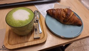 Matcha Latte y croissant vegano at La Fábrica de Huellas in Valencia