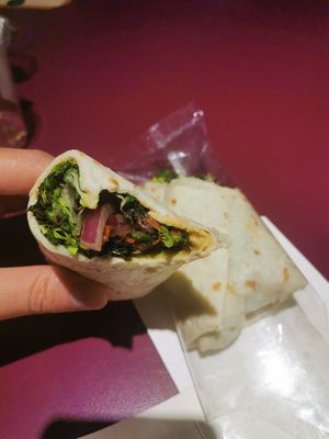 Vegan wrap with dried tomatoes at BCN - Deli&Cia - T1 in El Prat De Llobregat