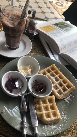 Vegane Waffeln & heiße Schokolade, beides sehr lecker!  at Fellfreunde Unser Hundecafe in Berlin