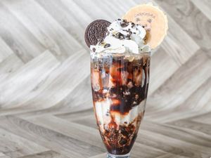 Oreo overload sundae - Vegetarian and vegan options available at Lucky Cat Boba in Middlesbrough