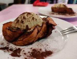 Torrijas con xeado de pistacho 🤤 at Utopía in A Coruna