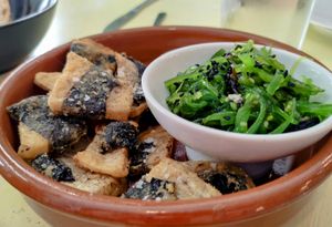 Pescaíto frito con wakame... 🤤 at Utopía in A Coruna