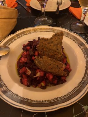 Crujientes caseros con tartar de remolacha   at Utopía in A Coruna