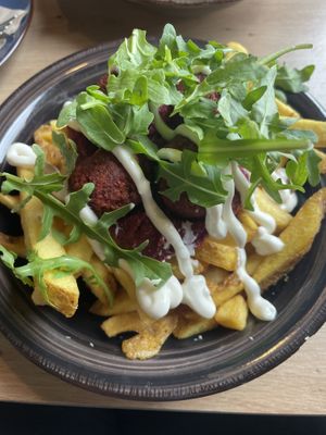 Rote-Beete-Hummus und Falafel Putine  at Farmers Fries in Busum