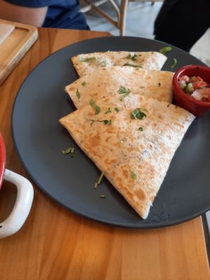 La mejor de todo las quesadillas son bien ricas at Gallo Santo in Barcelona