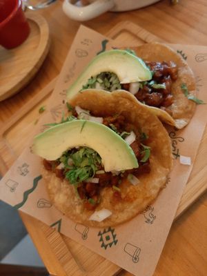 Tremendos tacos (yo lo pedí sin piña ya que no puedo con su textura al ser autista) at Gallo Santo in Barcelona