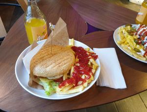 FestgeBurger+Fritten+Getränk 🤤 at Festgebissen in Jena