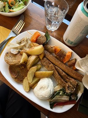 Grigliata contadina con salsicce, würstel e arrosto autoprodotti con l’utilizzo di legumi e cereali.  at ZEM Bistro in Bologna