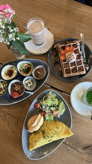 Omelette Frühstück, Waffel, heiße Schokolade und Nana Tee #Veganuary at Life Deli in Frankfurt