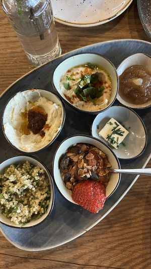 Israelischer Frühstücksteller  #Veganuary at Life Deli in Frankfurt