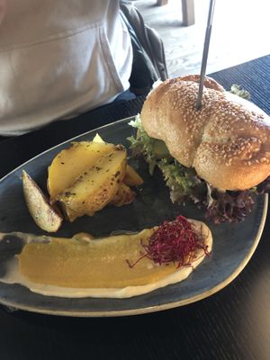 „Roastbeef“-Sandwich with baked potato   at Life Deli in Frankfurt